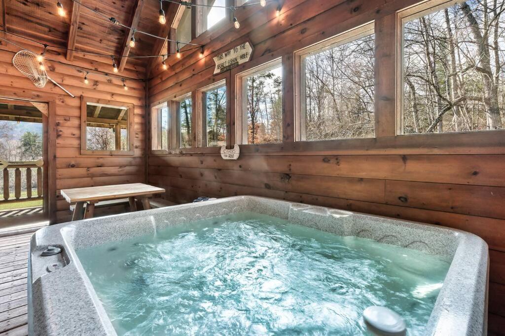 Spectacular Mtns Views With Private Hot Tub With Pool Table And Private Pond Villa Sevierville Eksteriør bilde