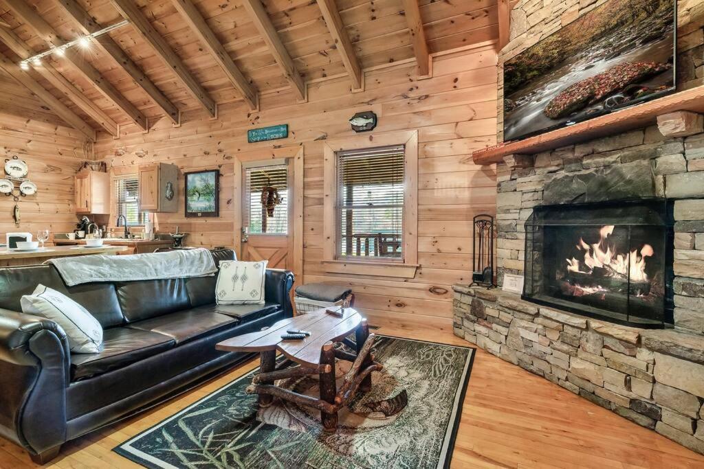 Spectacular Mtns Views With Private Hot Tub With Pool Table And Private Pond Villa Sevierville Eksteriør bilde