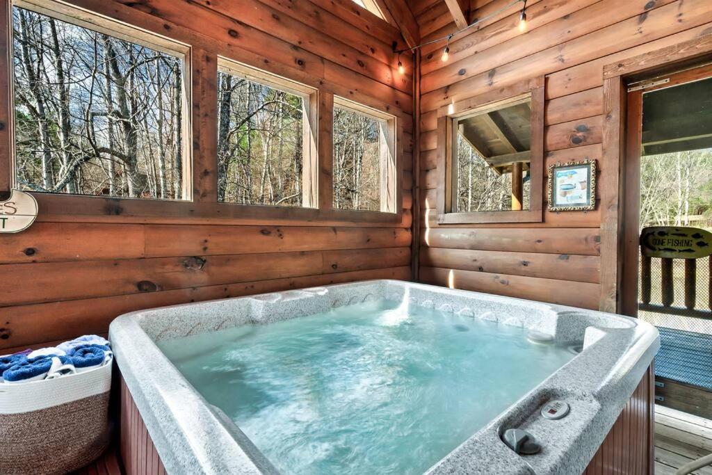 Spectacular Mtns Views With Private Hot Tub With Pool Table And Private Pond Villa Sevierville Eksteriør bilde