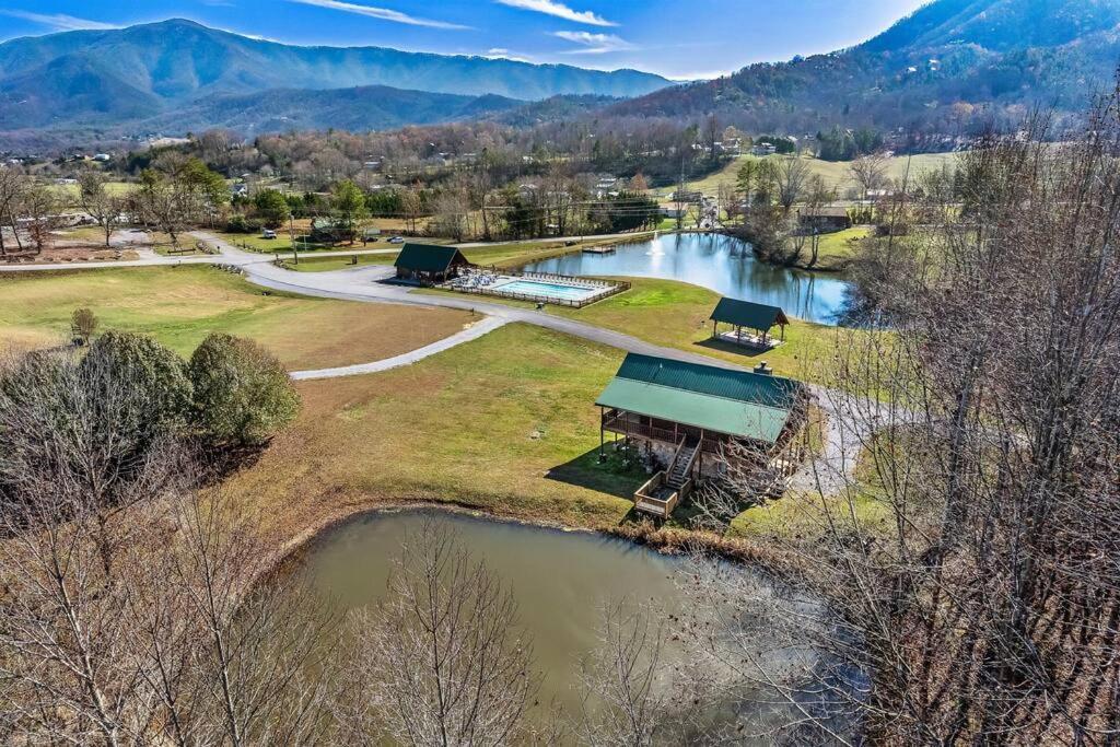 Spectacular Mtns Views With Private Hot Tub With Pool Table And Private Pond Villa Sevierville Eksteriør bilde