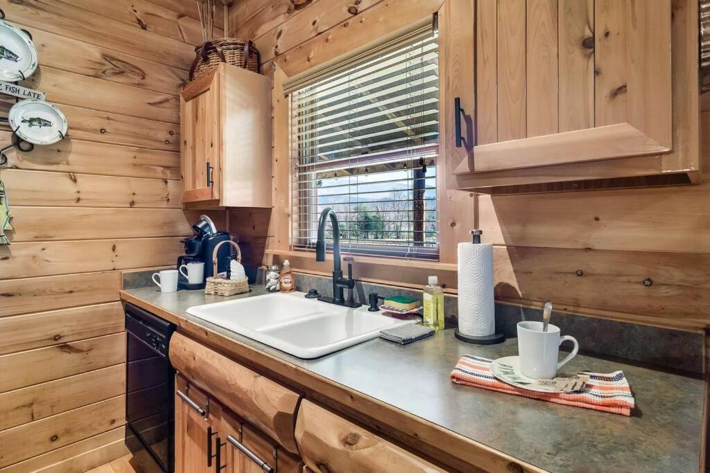 Spectacular Mtns Views With Private Hot Tub With Pool Table And Private Pond Villa Sevierville Eksteriør bilde